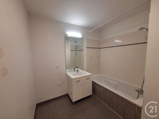 Appartement &agrave; louer - 3 pi&egrave;ces - 65 m2 - St Priest - 69 - RHONE-ALPES